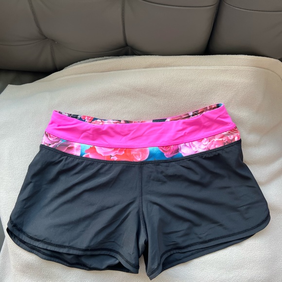 Lululemon Woman shorts - Picture 1 of 4